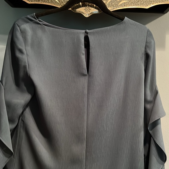 Green lined dress with ruffled long sleeves. - Picture 4 of 5